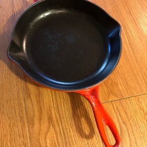 Le cruset enameled cast iron skillet pan